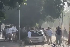 नोएडा में मजदूरों का बेकाबू प्रदर्शन: वेतन की मांग पर हिंसा, आग और पत्थरों से गूंजा शहर