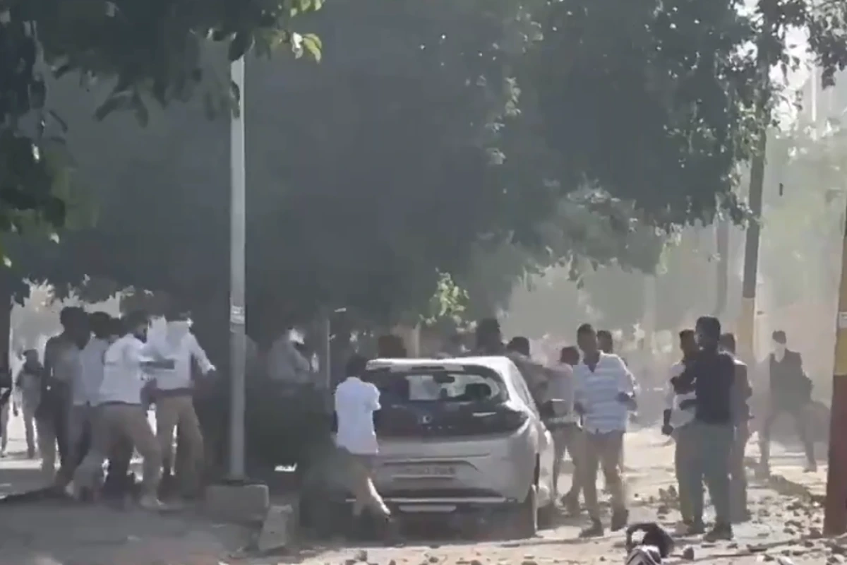 नोएडा में मजदूरों का बेकाबू प्रदर्शन: वेतन की मांग पर हिंसा, आग और पत्थरों से गूंजा शहर