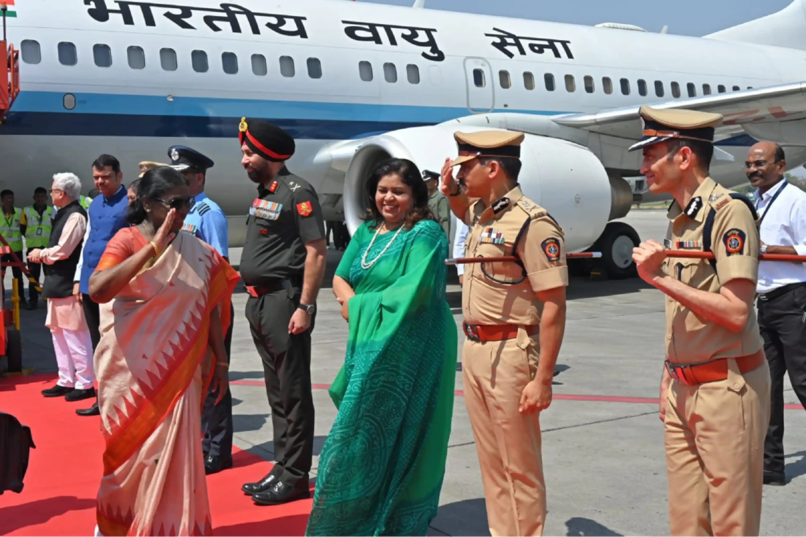 नागपुर में राष्ट्रपति का आगमन, गरिमा के साथ हुआ स्वागत 13 President Draupadi Murmu Nagpur visit: नागपुर में राष्ट्रपति का गरिमा के साथ स्वागत, कई बड़े नेता रहे मौजूद