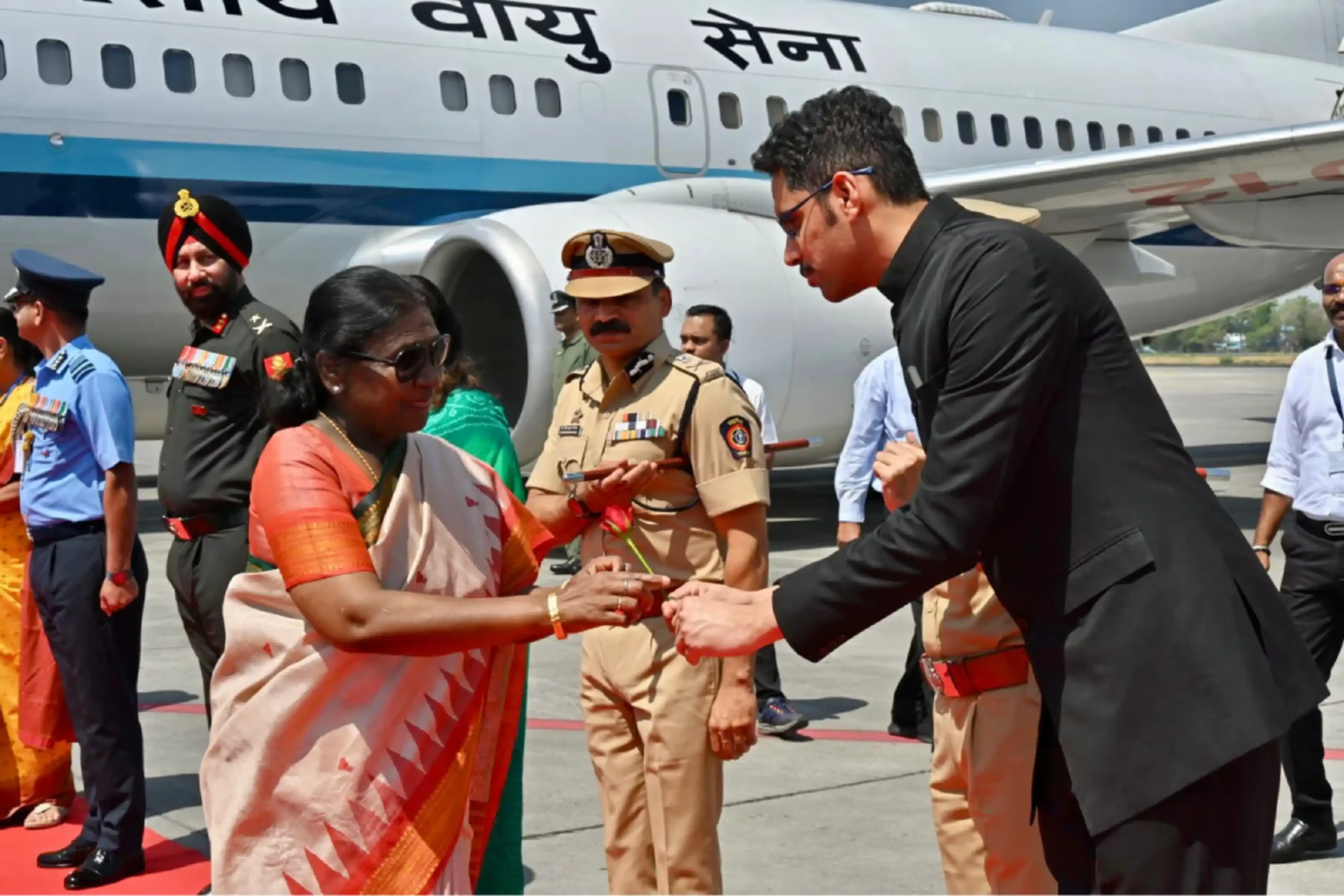 नागपुर में राष्ट्रपति का आगमन, गरिमा के साथ हुआ स्वागत 12 President Draupadi Murmu Nagpur visit: नागपुर में राष्ट्रपति का गरिमा के साथ स्वागत, कई बड़े नेता रहे मौजूद