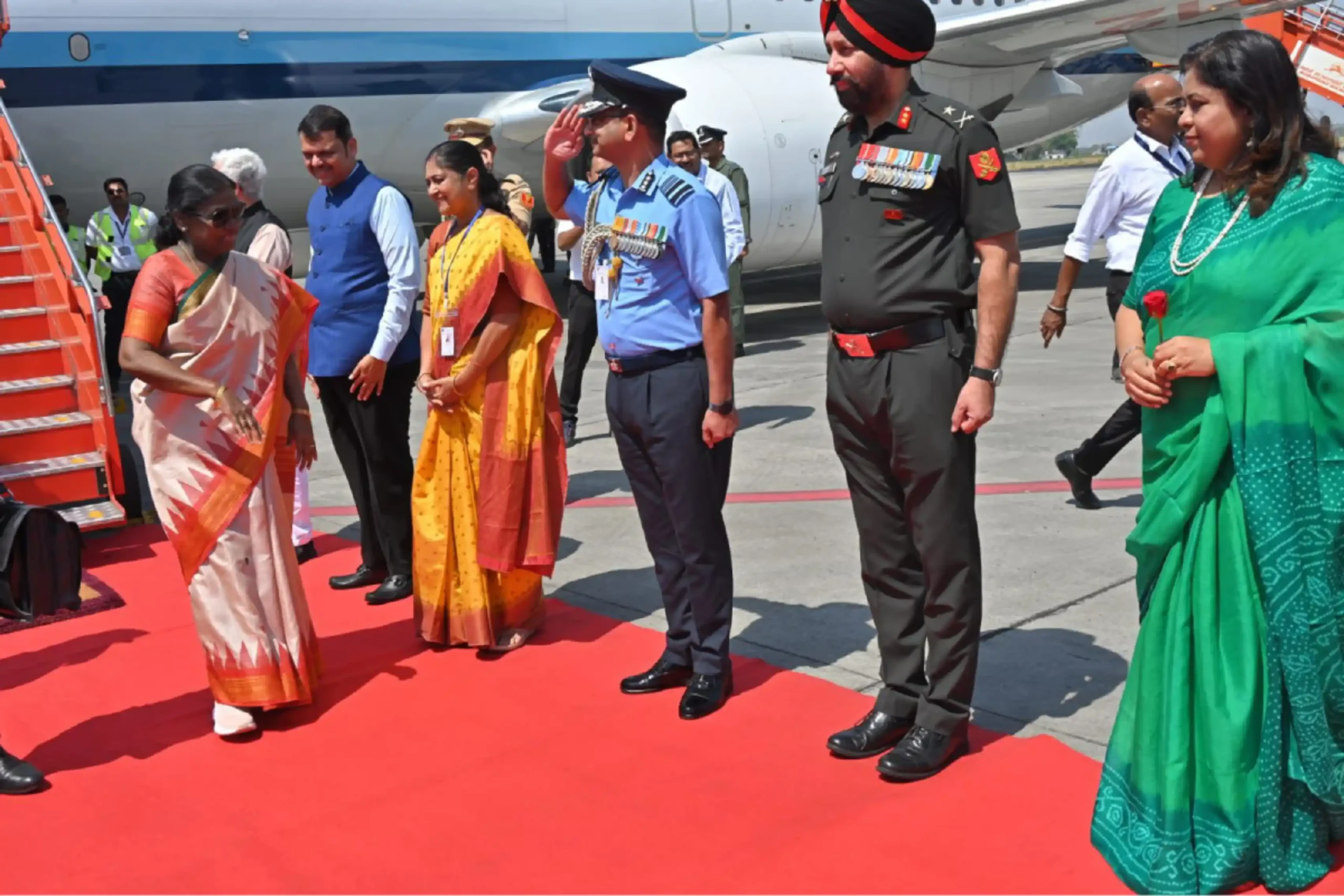 नागपुर में राष्ट्रपति का आगमन, गरिमा के साथ हुआ स्वागत 14 President Draupadi Murmu Nagpur visit: नागपुर में राष्ट्रपति का गरिमा के साथ स्वागत, कई बड़े नेता रहे मौजूद