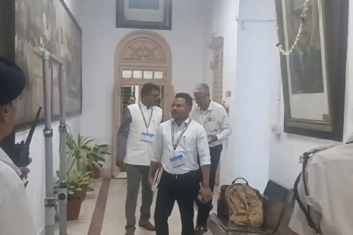 कोलकाता नगर निगम के डीयू नॉर्थ कार्यालय में चुनावी तैयारियों की समीक्षा बैठक सम्पन्न 13 Kolkata election security review meeting: चुनावी व्यवस्था और सुरक्षा तैयारियों की समीक्षा