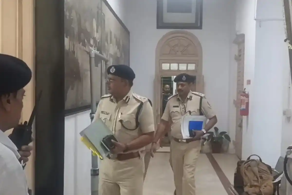 कोलकाता नगर निगम के डीयू नॉर्थ कार्यालय में चुनावी तैयारियों की समीक्षा बैठक सम्पन्न 12 Kolkata election security review meeting: चुनावी व्यवस्था और सुरक्षा तैयारियों की समीक्षा