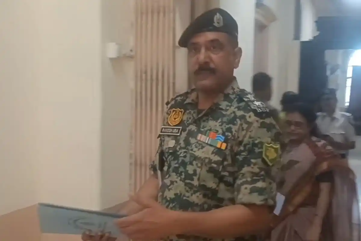 कोलकाता नगर निगम के डीयू नॉर्थ कार्यालय में चुनावी तैयारियों की समीक्षा बैठक सम्पन्न 15 Kolkata election security review meeting: चुनावी व्यवस्था और सुरक्षा तैयारियों की समीक्षा