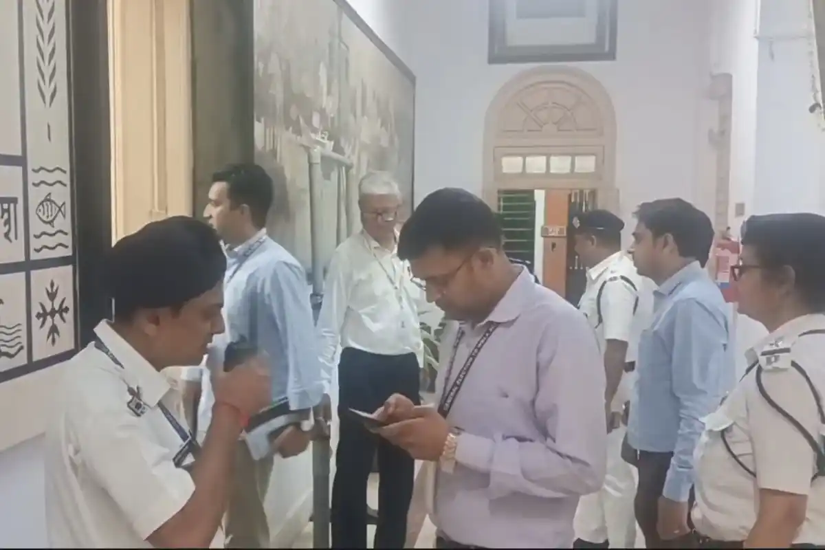 कोलकाता नगर निगम के डीयू नॉर्थ कार्यालय में चुनावी तैयारियों की समीक्षा बैठक सम्पन्न 14 Kolkata election security review meeting: चुनावी व्यवस्था और सुरक्षा तैयारियों की समीक्षा (Photo: RB / Ekbal)