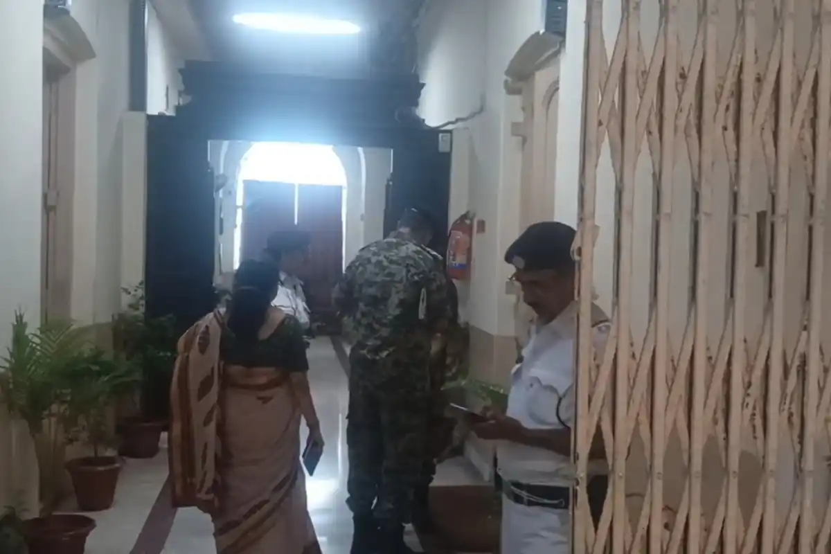 कोलकाता नगर निगम के डीयू नॉर्थ कार्यालय में चुनावी तैयारियों की समीक्षा बैठक सम्पन्न 16 Kolkata election security review meeting: चुनावी व्यवस्था और सुरक्षा तैयारियों की समीक्षा