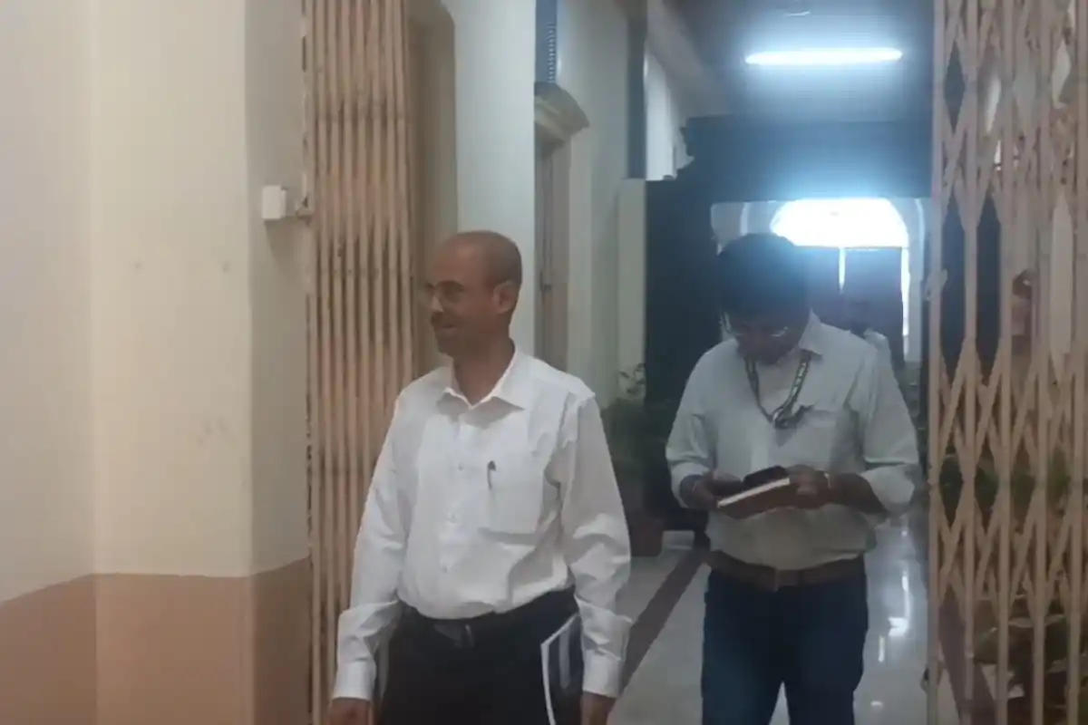 कोलकाता नगर निगम के डीयू नॉर्थ कार्यालय में चुनावी तैयारियों की समीक्षा बैठक सम्पन्न 17 Kolkata election security review meeting: चुनावी व्यवस्था और सुरक्षा तैयारियों की समीक्षा