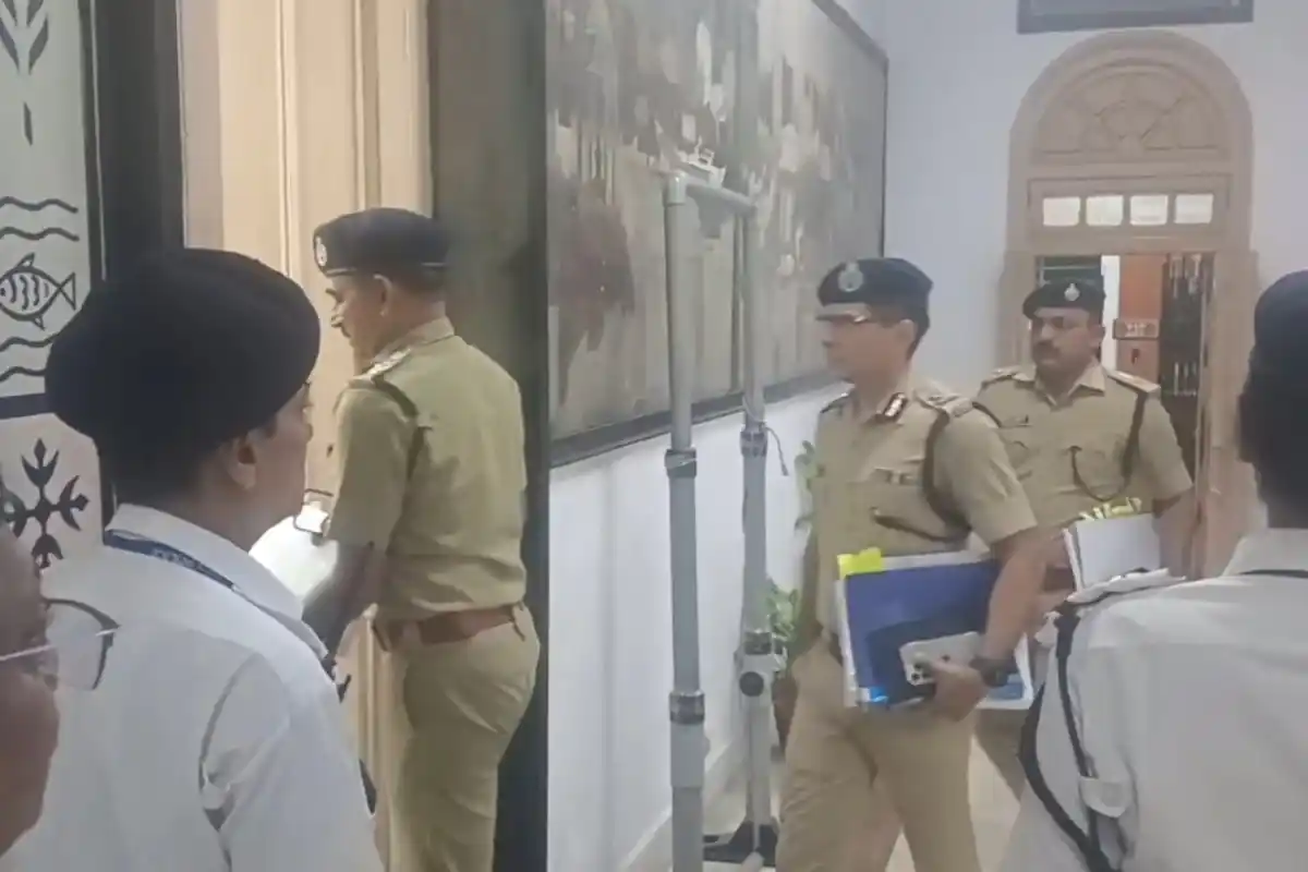 कोलकाता नगर निगम के डीयू नॉर्थ कार्यालय में चुनावी तैयारियों की समीक्षा बैठक सम्पन्न 19 Kolkata election security review meeting: चुनावी व्यवस्था और सुरक्षा तैयारियों की समीक्षा