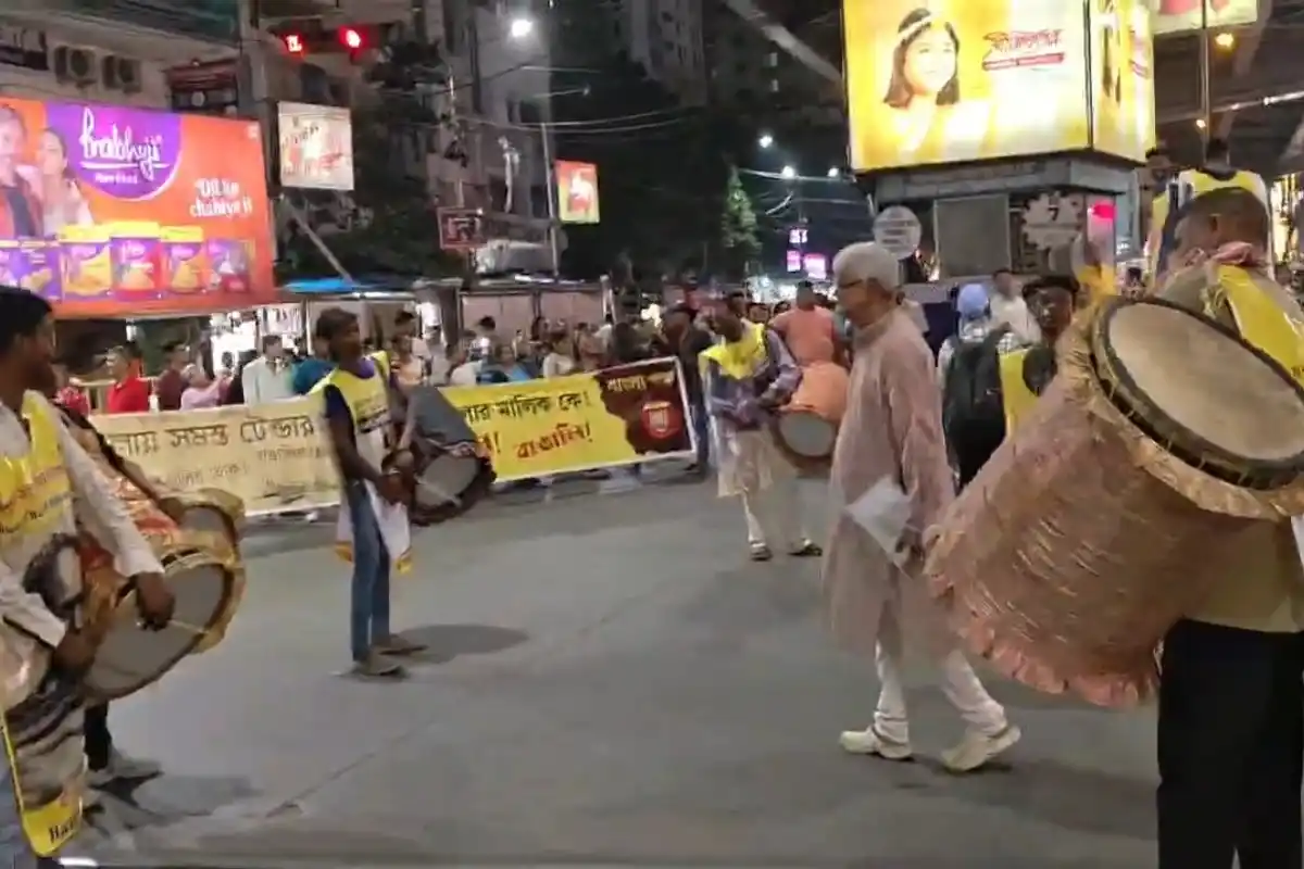 कोलकाता में पयला बैशाख पर जुलूस को लेकर विवाद, बंगाल पक्ष का बड़ा मार्च 14 Kolkata Poila Baisakh rally Bangla Pokkho: कोलकाता में बांग्ला पक्ष का बड़ा जुलूस निकला। अनुमति विवाद, चुनाव आयोग पर आरोप और बंगाली संस्कृति, भाषा व अधिकारों को लेकर उठे मुद्दों की पूरी खबर।