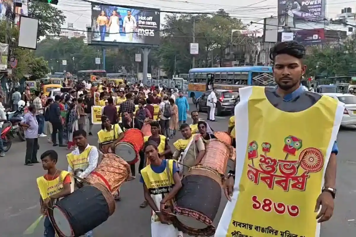कोलकाता में पयला बैशाख पर जुलूस को लेकर विवाद, बंगाल पक्ष का बड़ा मार्च 12 Kolkata Poila Baisakh rally Bangla Pokkho: कोलकाता में बांग्ला पक्ष का बड़ा जुलूस निकला। अनुमति विवाद, चुनाव आयोग पर आरोप और बंगाली संस्कृति, भाषा व अधिकारों को लेकर उठे मुद्दों की पूरी खबर।