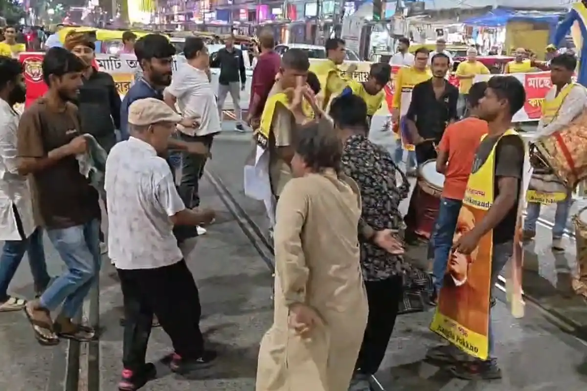 कोलकाता में पयला बैशाख पर जुलूस को लेकर विवाद, बंगाल पक्ष का बड़ा मार्च 15 Kolkata Poila Baisakh rally Bangla Pokkho: कोलकाता में बांग्ला पक्ष का बड़ा जुलूस निकला। अनुमति विवाद, चुनाव आयोग पर आरोप और बंगाली संस्कृति, भाषा व अधिकारों को लेकर उठे मुद्दों की पूरी खबर।