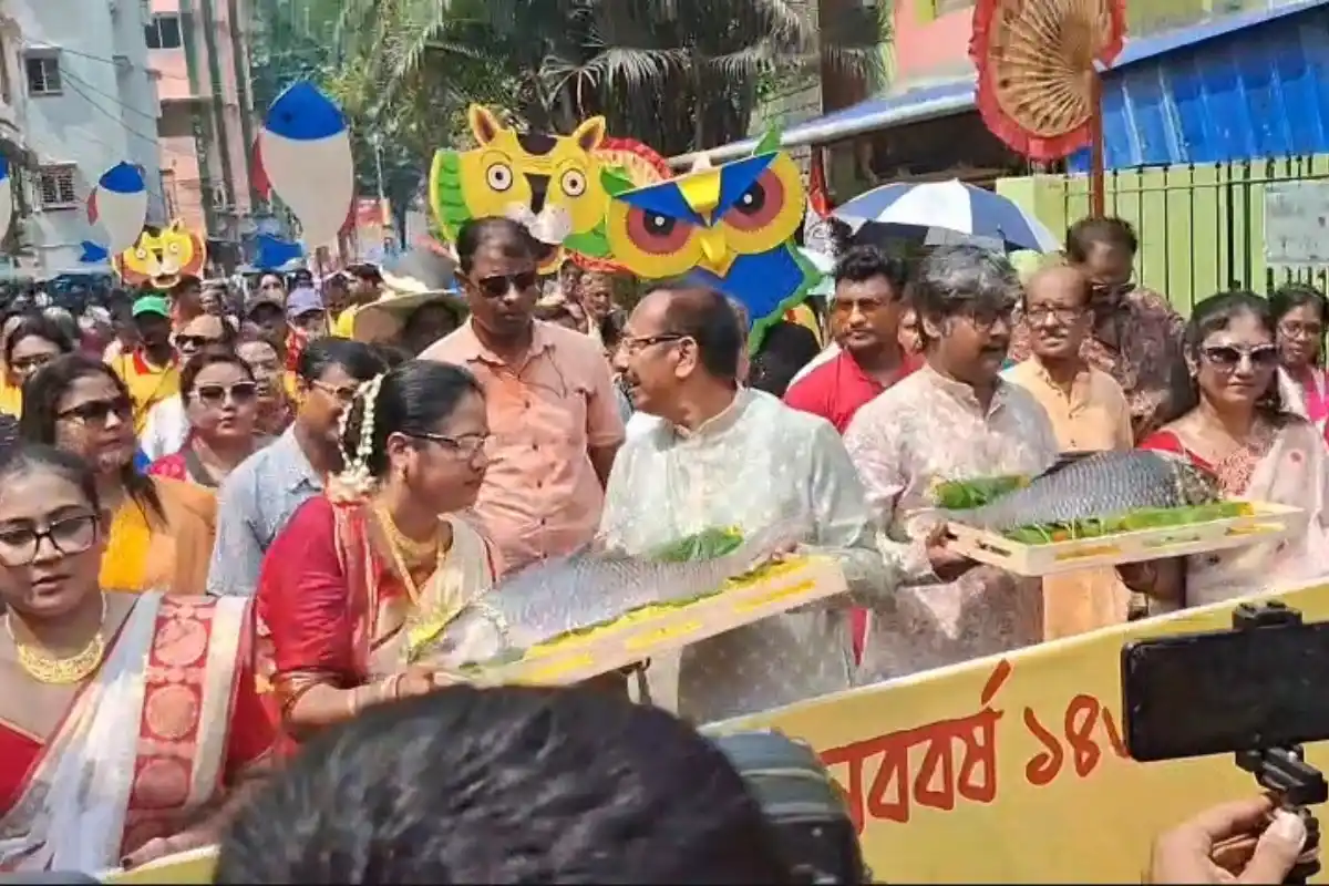 Kolkata Tollygunge Arup Biswas campaign fish protest: रुई मछली के साथ प्रचार और राजनीतिक संदेश
