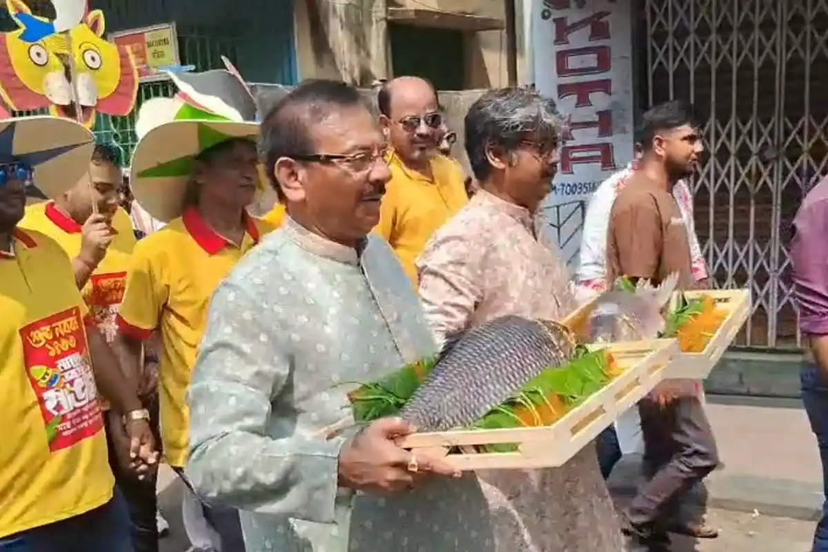 Kolkata News: टॉलीगंज में अरूप विश्वास की भव्य रैली, रुई मछली के साथ दिखा अनोखा प्रचार 13 Kolkata Tollygunge Arup Biswas campaign fish protest: रुई मछली के साथ प्रचार और राजनीतिक संदेश