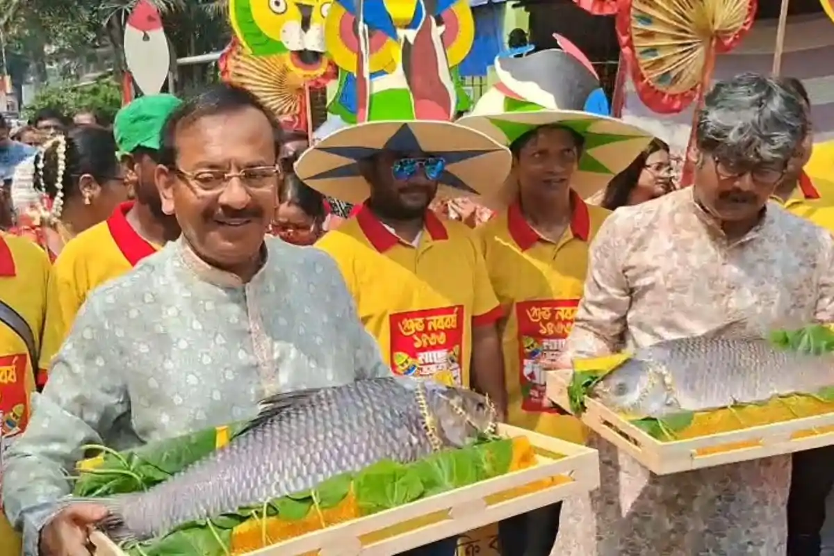 Kolkata News: टॉलीगंज में अरूप विश्वास की भव्य रैली, रुई मछली के साथ दिखा अनोखा प्रचार 12 Kolkata Tollygunge Arup Biswas campaign fish protest: रुई मछली के साथ प्रचार और राजनीतिक संदेश