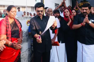 परिसीमन बिल पर सियासी घमासान, तमिलनाडु के CM ने जलाई बिल की कॉपी