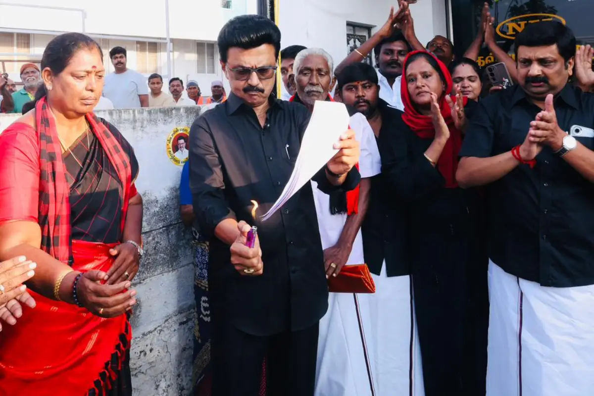 परिसीमन बिल पर सियासी घमासान, तमिलनाडु के CM ने जलाई बिल की कॉपी