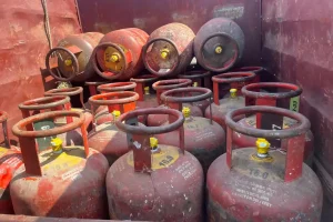 नागपुर में गैस सिलेंडर का अवैध खेल, मौके पर पकड़ी गई अवैध रिफिलिंग 