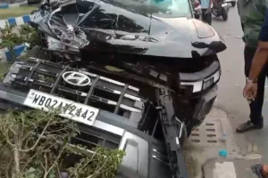 Photos: कोलकाता सेक्टर फाइव मेट्रो के पास दो कारों की टक्कर, तेज रफ्तार हादसे में चालक घायल
