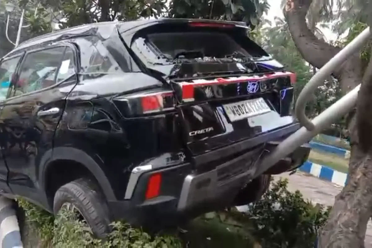 Photos: कोलकाता सेक्टर फाइव मेट्रो के पास दो कारों की टक्कर, तेज रफ्तार हादसे में चालक घायल 12 Kolkata Sector V car accident: कोलकाता सेक्टर फाइव मेट्रो के पास कार हादसे में चालक घायल। पुलिस को शराब पीकर ड्राइविंग का शक, न्यू टाउन मार्ग पर टक्कर।