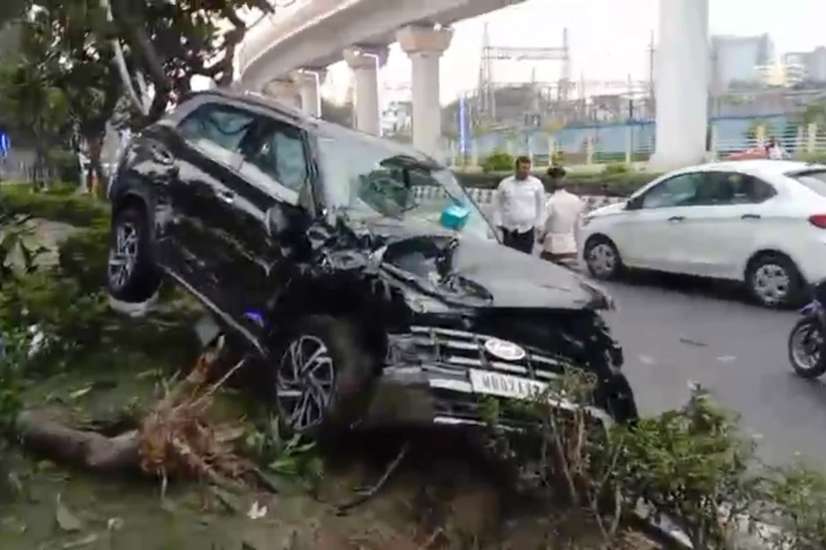 Photos: कोलकाता सेक्टर फाइव मेट्रो के पास दो कारों की टक्कर, तेज रफ्तार हादसे में चालक घायल 14 Kolkata Sector V car accident: कोलकाता सेक्टर फाइव मेट्रो के पास कार हादसे में चालक घायल। पुलिस को शराब पीकर ड्राइविंग का शक, न्यू टाउन मार्ग पर टक्कर।