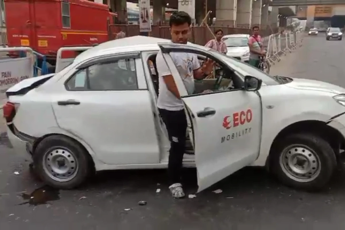 Photos: कोलकाता सेक्टर फाइव मेट्रो के पास दो कारों की टक्कर, तेज रफ्तार हादसे में चालक घायल 15 Kolkata Sector V car accident: कोलकाता सेक्टर फाइव मेट्रो के पास कार हादसे में चालक घायल। पुलिस को शराब पीकर ड्राइविंग का शक, न्यू टाउन मार्ग पर टक्कर।