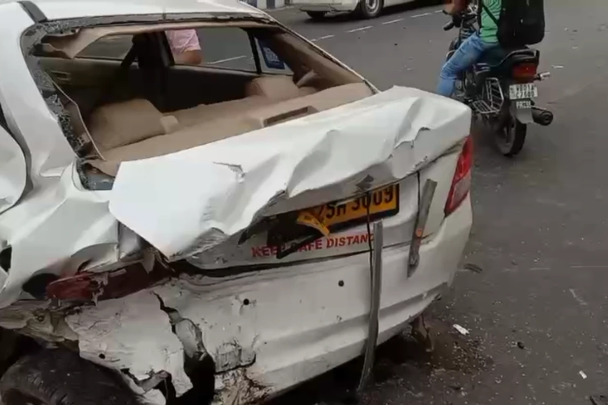 Photos: कोलकाता सेक्टर फाइव मेट्रो के पास दो कारों की टक्कर, तेज रफ्तार हादसे में चालक घायल 16 Kolkata Sector V car accident: कोलकाता सेक्टर फाइव मेट्रो के पास कार हादसे में चालक घायल। पुलिस को शराब पीकर ड्राइविंग का शक, न्यू टाउन मार्ग पर टक्कर।