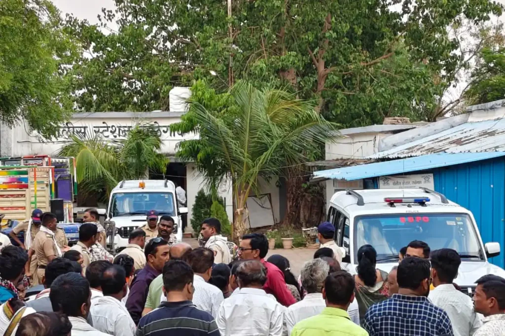 यवतमाल में 34 लड़कियों के गायब होने पर हंगामा, आरोपी का घर गिराया गया