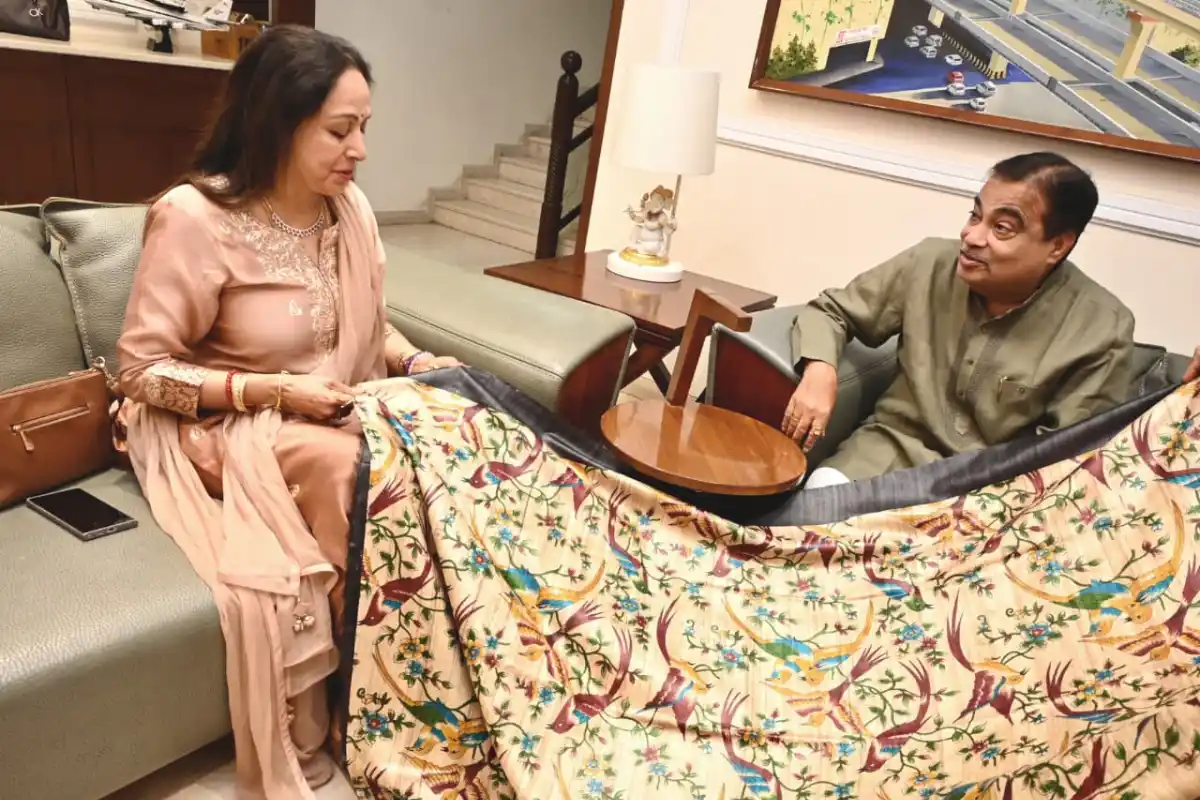 Hema Malini visits Nitin Gadkari Nagpur: नागपुर में मुलाकात के दौरान स्थानीय साड़ी को मिला सम्मान