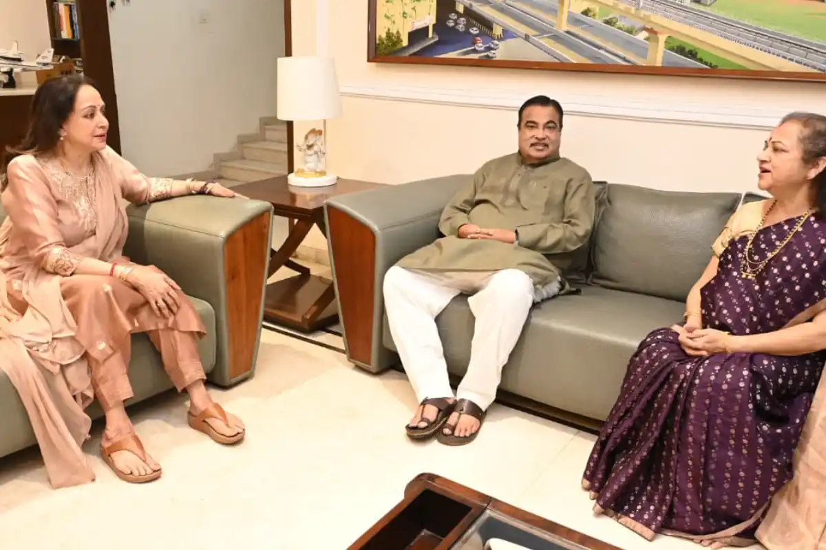 Hema Malini visits Nitin Gadkari Nagpur: नागपुर में मुलाकात के दौरान स्थानीय साड़ी को मिला सम्मान