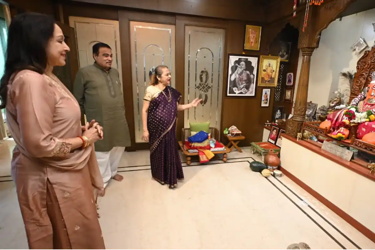 Hema Malini visits Nitin Gadkari Nagpur: नागपुर में मुलाकात के दौरान स्थानीय साड़ी को मिला सम्मान