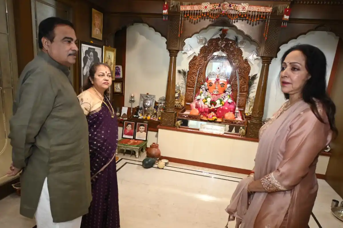 Hema Malini visits Nitin Gadkari Nagpur: नागपुर में मुलाकात के दौरान स्थानीय साड़ी को मिला सम्मान