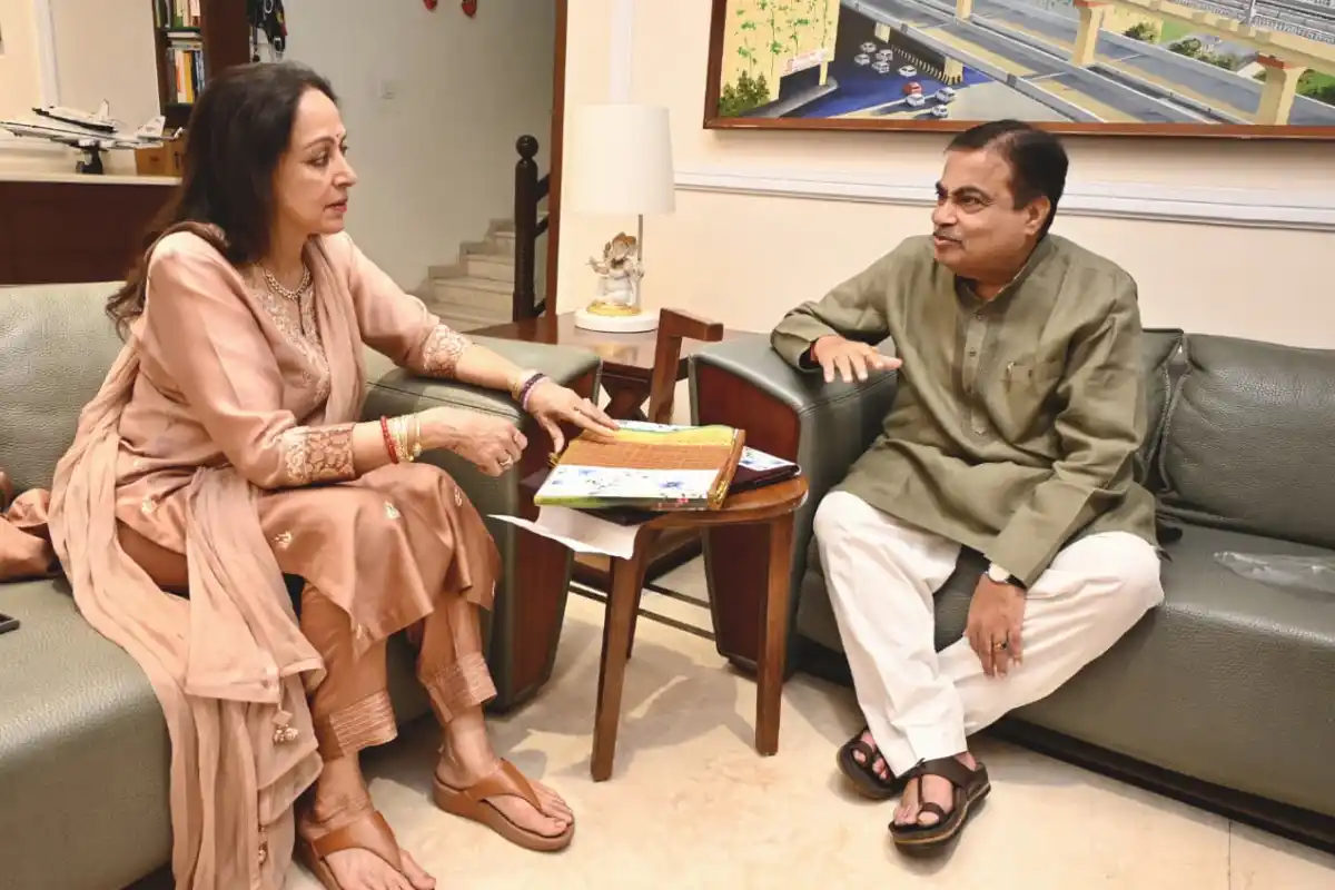 Hema Malini visits Nitin Gadkari Nagpur: नागपुर में मुलाकात के दौरान स्थानीय साड़ी को मिला सम्मान