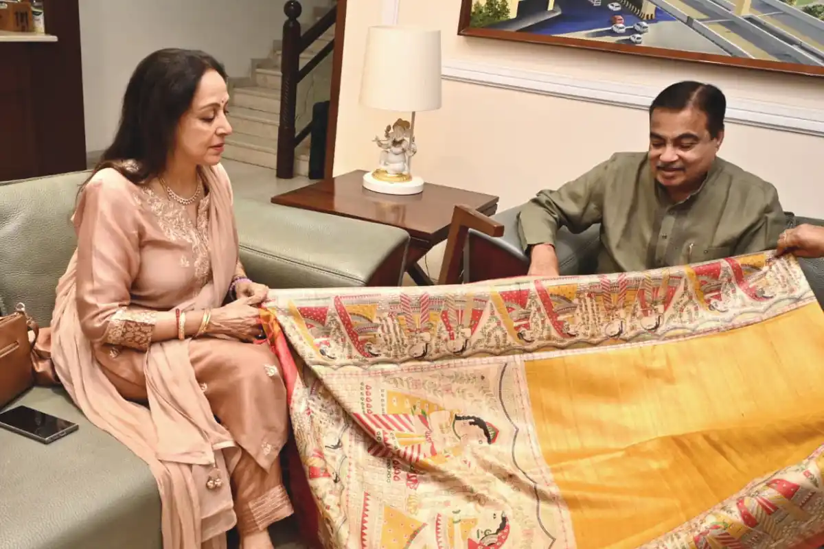 Hema Malini visits Nitin Gadkari Nagpur: नागपुर में मुलाकात के दौरान स्थानीय साड़ी को मिला सम्मान