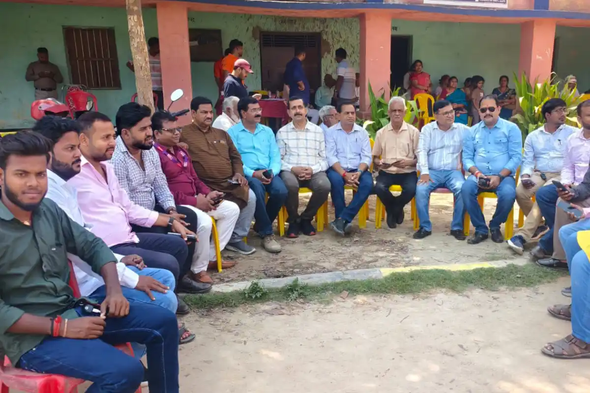 Root Care Foundation Siwan honor ceremony: सिवान में रूट केयर फाउंडेशन का सम्मान कार्यक्रम, शिक्षा और समाज सेवा को बढ़ावा