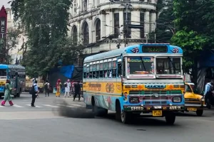 चुनाव से पहले कोलकाता में बसों की भारी कमी, आम लोगों की बढ़ी परेशानी