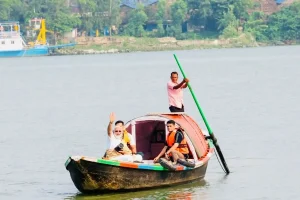 हुगली में नाव पर सवार हुए पीएम मोदी, कैमरा लेकर तस्वीरें खींचते नजर आये प्रधानमंत्री