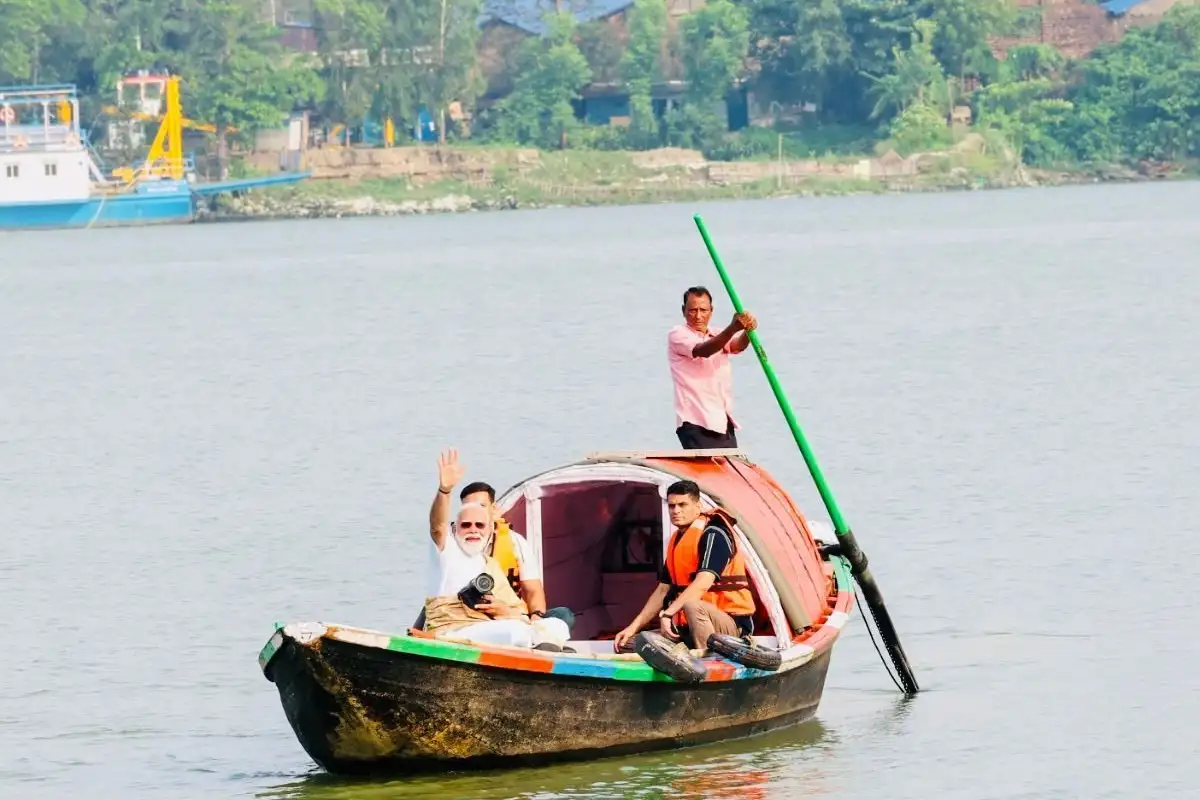 हुगली में नाव पर सवार हुए पीएम मोदी, कैमरा लेकर तस्वीरें खींचते नजर आये प्रधानमंत्री