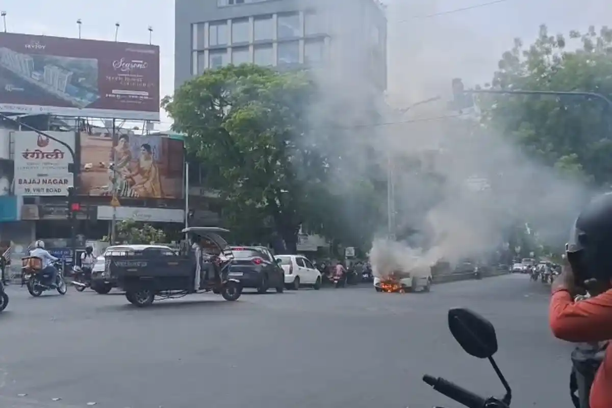 Nagpur car fire Laxmi Nagar Chowk: नागपुर के लक्ष्मी नगर में चलती कार में लगी आग, बड़ा हादसा टला