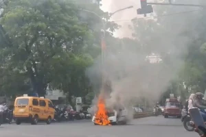 नागपुर में चलती कार में लगी भीषण आग, बड़ा हादसा टला