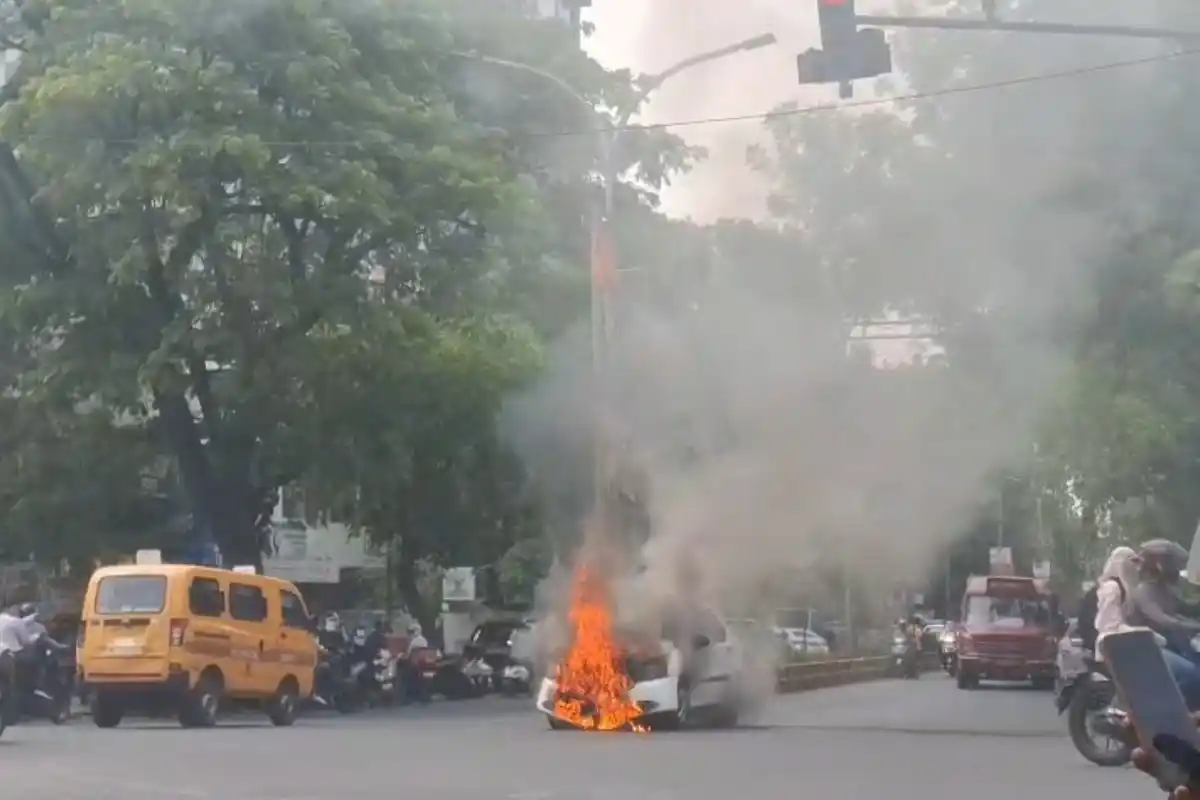 Nagpur car fire Laxmi Nagar Chowk: नागपुर के लक्ष्मी नगर में चलती कार में लगी आग, बड़ा हादसा टला