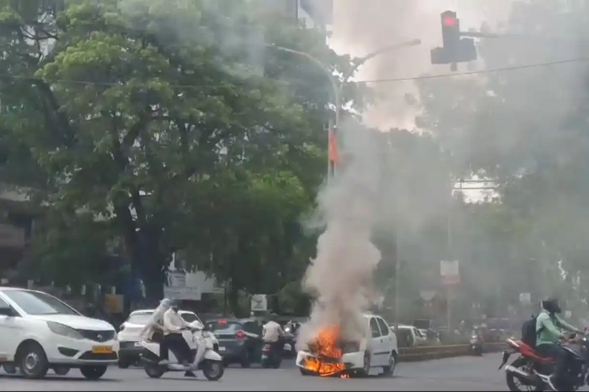 Nagpur car fire Laxmi Nagar Chowk: नागपुर के लक्ष्मी नगर में चलती कार में लगी आग, बड़ा हादसा टला