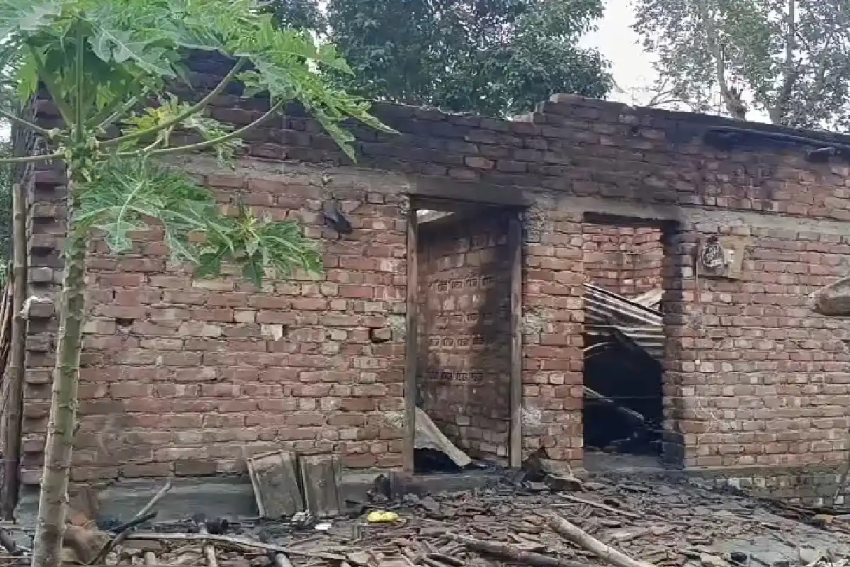 Malda Labourer house fire Harishchandrapur: मालदा में भीषण आग में दिन मजदूर परिवार का घर जलकर राख, सब कुछ हुआ खत्म