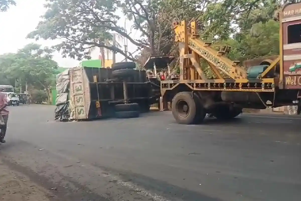 Durgapur Dumper Accident woman death Tractor overturn Road block: डंपर की टक्कर से महिला की मौत, बचाने में ट्रैक्टर पलटा, सड़क जाम