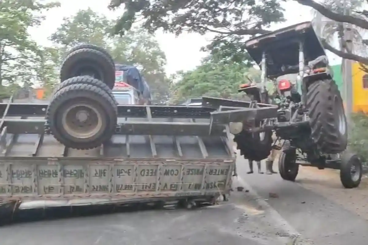 Durgapur Dumper Accident woman death Tractor overturn Road block: डंपर की टक्कर से महिला की मौत, बचाने में ट्रैक्टर पलटा, सड़क जाम