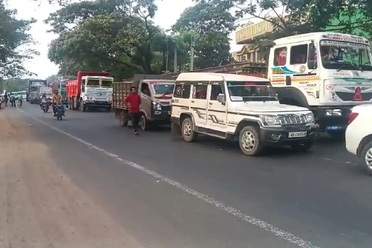 Durgapur Dumper Accident woman death Tractor overturn Road block: डंपर की टक्कर से महिला की मौत, बचाने में ट्रैक्टर पलटा, सड़क जाम