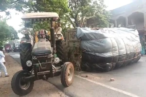 Paschim Bardhaman News: डंपर की टक्कर से महिला की मौत, बचाने में ट्रैक्टर पलटा, सड़क जाम