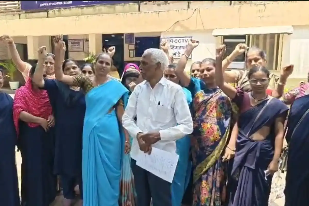 Nagpur Daga Memorial women Hospital sanitation workers protest: नागपुर अस्पताल में महिला सफाई कर्मचारियों का हक के लिए आंदोलन तेज