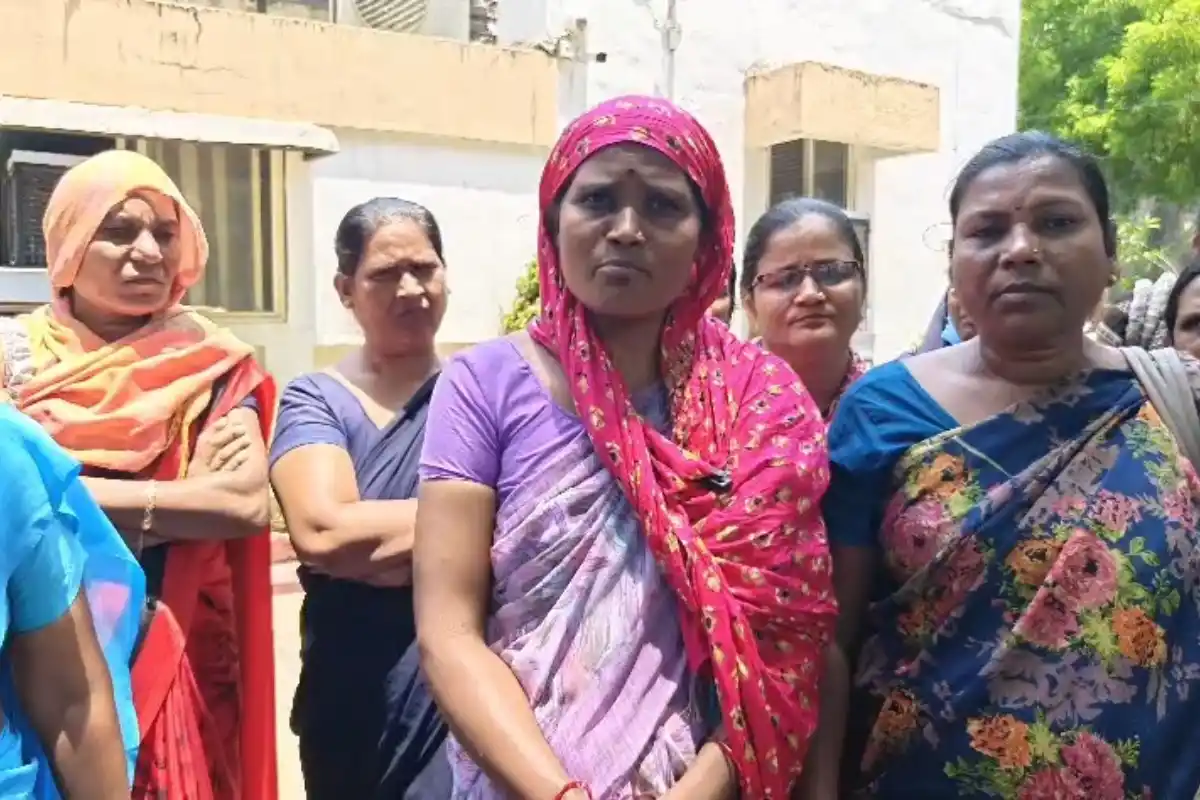 Nagpur Daga Memorial women Hospital sanitation workers protest: नागपुर अस्पताल में महिला सफाई कर्मचारियों का हक के लिए आंदोलन तेज