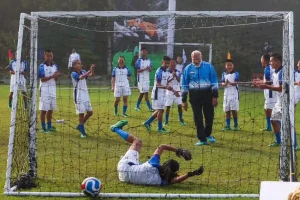 सिक्किम की वादियों में बच्चों संग फुटबॉल खेलते नजर आये पीएम नरेंद्र मोदी, देखिए VIDEO