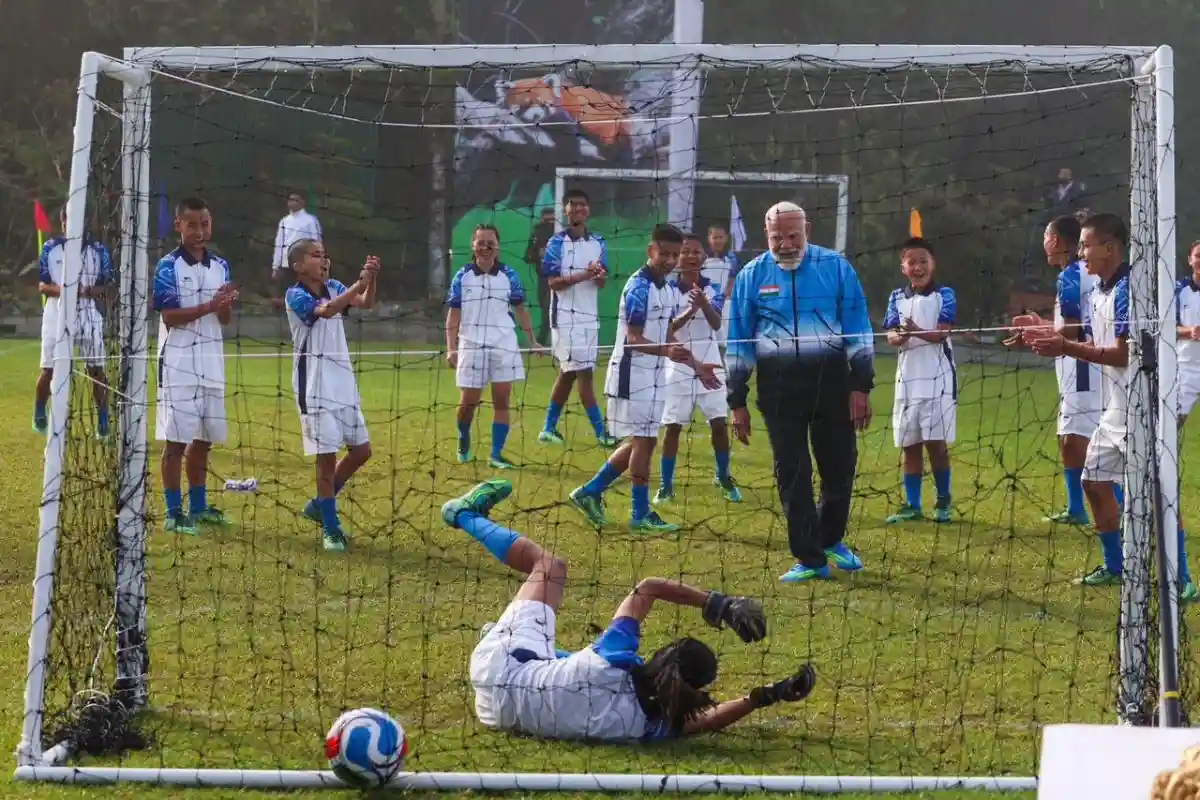 सिक्किम की वादियों में बच्चों संग फुटबॉल खेलते नजर आये पीएम नरेंद्र मोदी, देखिए तस्वीरें